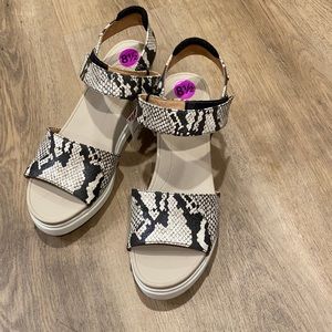 Dr. Scholls wedge snake skin shoes size 8.5